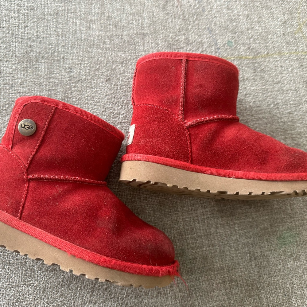 Girls UGGS size 10 toddler. Red color